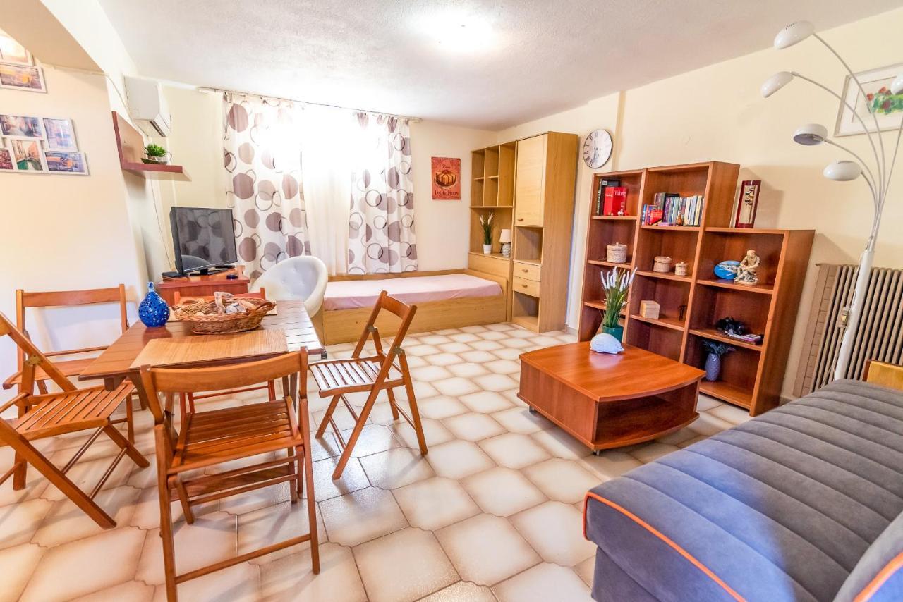 Pine Trees Apartment เปรเวซา ภายนอก รูปภาพ